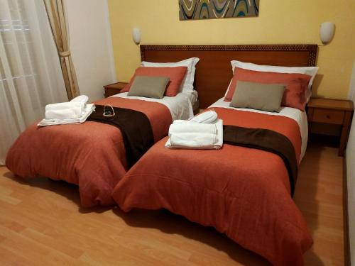Habitación de hotel con 2 camas y toallas. en Hotel La Chance en Saint Vincent