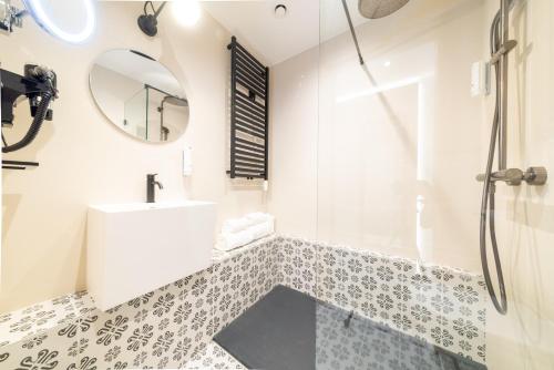 a bathroom with a sink and a mirror at De Brauhotel - Hôtel de la Brasserie Nationale in Bascharage