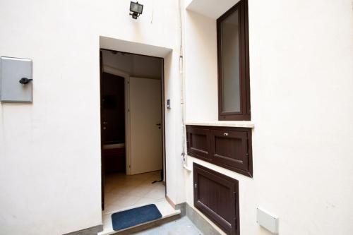 トラーパニにあるAl Vicolettoのドアのサイド付きの部屋への開口ドア