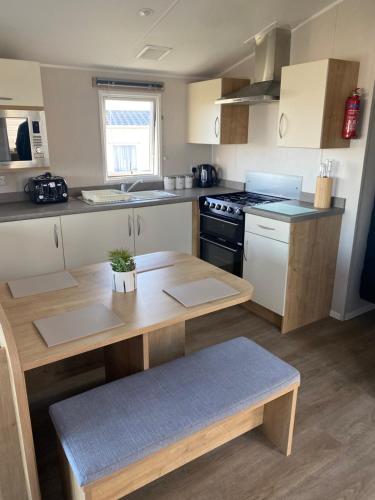 North SeatonにあるSandy bay mariners riseの小さなキッチン(木製テーブル、カウンタートップ付)