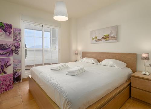 A bed or beds in a room at Terrazas de Alcaidesa 2361