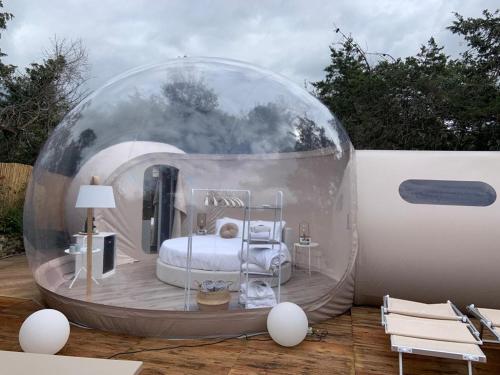 um quarto numa cúpula com uma cama no interior em Bubble Room Tuscany em Marina di Bibbona