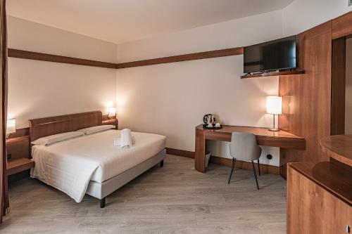 a hotel room with a bed and a desk at BB Hotels Smarthotel Re Milano Nord in Sesto San Giovanni