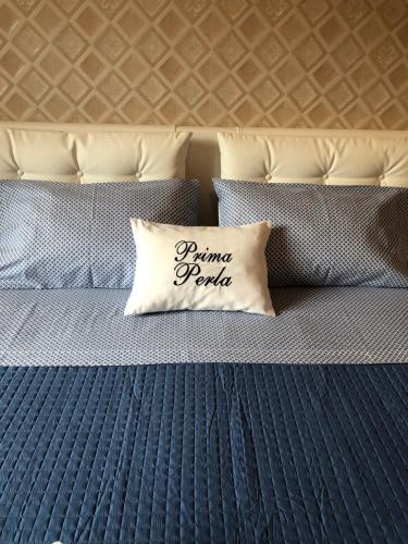 A bed or beds in a room at Prima Perla