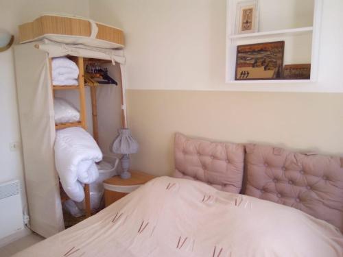 une chambre avec un lit et un lit superposé dans l'établissement Appartement Grande terrasse à 1min de la plage, à Saint-Palais-sur-Mer