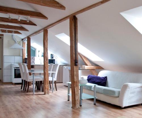 een woonkamer en eetkamer met houten balken bij Supeluse Apartments in Pärnu