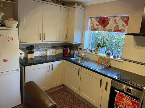 Kuchyň nebo kuchyňský kout v ubytování Private Apartment in Windsor