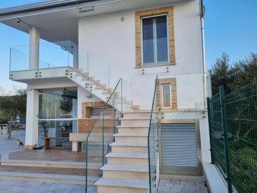 ein Haus mit einer Glastreppe davor in der Unterkunft B&b San Michele in Cagnano Varano
