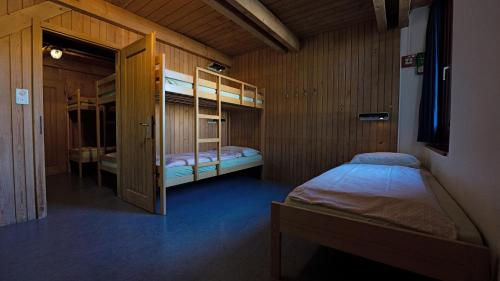 Postel nebo postele na pokoji v ubytování Beinwil am See Youth Hostel