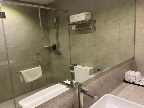 Un baño de Frame Hotel