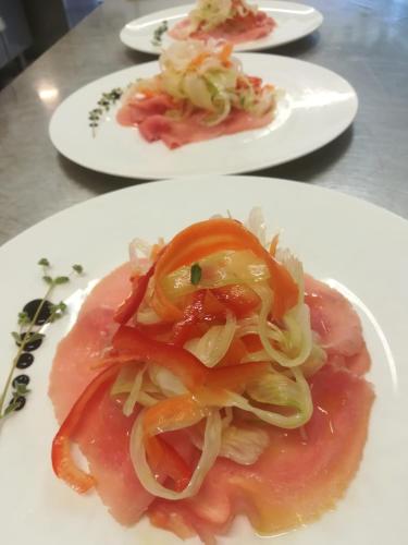 ホテルの敷地内または近くでの食事または食べ物