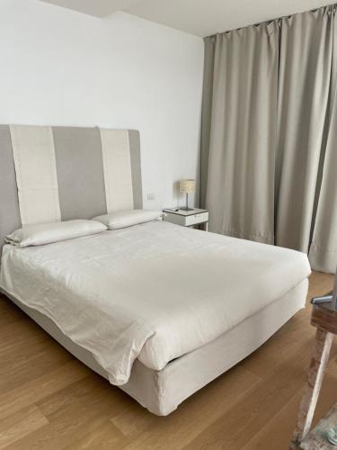 A bed or beds in a room at Joey