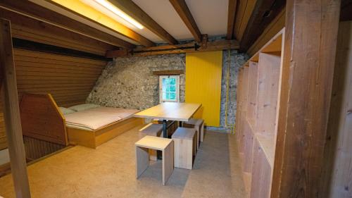 Zimmer mit einem Bett und einem Tisch in einem Zimmer in der Unterkunft Brugg Youth Hostel in Brugg