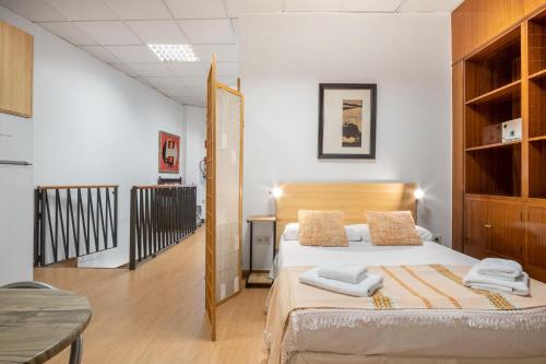een slaapkamer met een bed met twee handdoeken erop bij 2 bedrooms 1,5 bathrooms furnished - Malasaña - Cozy & Vintage - Minty Stay in Madrid