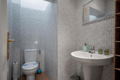 Afbeelding uit fotogalerij van 2 bedrooms 1,5 bathrooms furnished - Malasaña - Cozy & Vintage - Minty Stay in Madrid