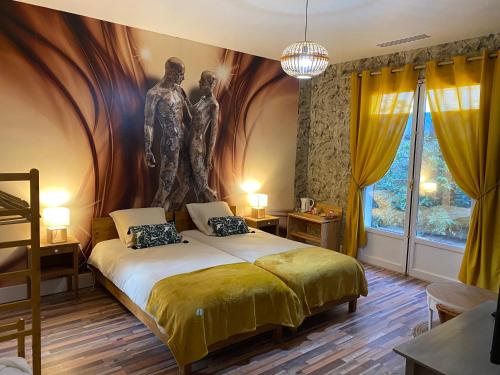 內爾河畔歐比尼的住宿－LES GENEBRUYERES - L'HISTOIRE D'UN REVE，一间卧室配有一张壁画床