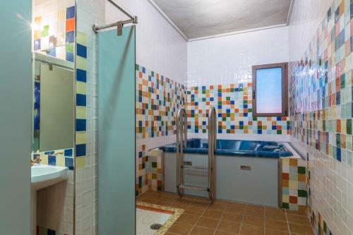 y baño con lavabo y ducha. en Hotel Riopar Spa en Riópar