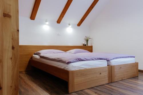 1 dormitorio con cama de madera en una habitación en Holiday Home Na Biru 2, en Tolmin