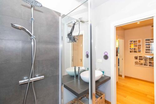 une salle de bain avec deux lavabos et une douche dans l'établissement Charming apartment with parking!, à Turin