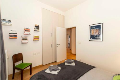 A bed or beds in a room at Charming apartment with parking!