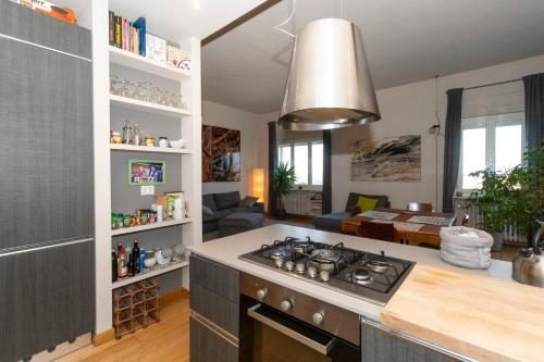 Cuisine ou kitchenette dans l'établissement Charming apartment with parking!