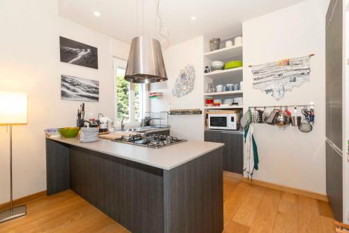 Cuisine ou kitchenette dans l'établissement Charming apartment with parking!