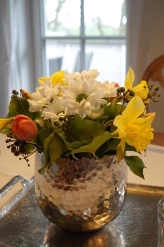 a vase filled with flowers sitting on a table at Ferienwohnungen Knospe in Kappeln