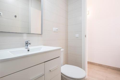 uma casa de banho branca com um WC e um lavatório em Bacana 3-3 Apartment Levante Beach em Benidorm