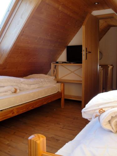 a bedroom with two beds in a attic at Ferienhaus-Bergtraum-Ferienwohnung-Lilli in Kurort Oberwiesenthal