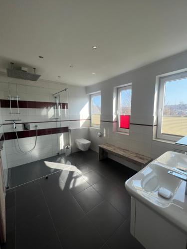 ein großes Bad mit WC und Waschbecken in der Unterkunft Haus Hannah in Ostseebad Sellin