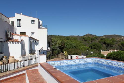 Cette maison offre une vue sur la piscine. dans l'établissement Hotel Port-Lligat, à Cadaqués