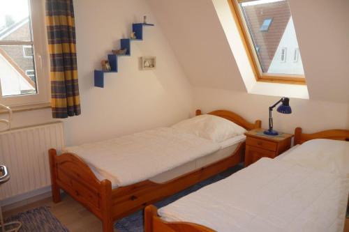 two twin beds in a room with a staircase at VALIF6001-Haus-Lindenallee-II in Vadersdorf