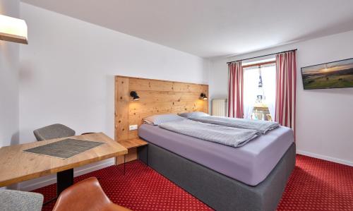 Säng eller sängar i ett rum på Alpen Gästehaus