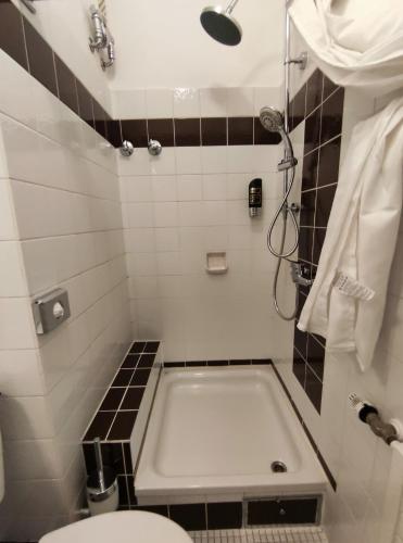 Kylpyhuone majoituspaikassa Gästehaus am Bahnhof, Self Check In