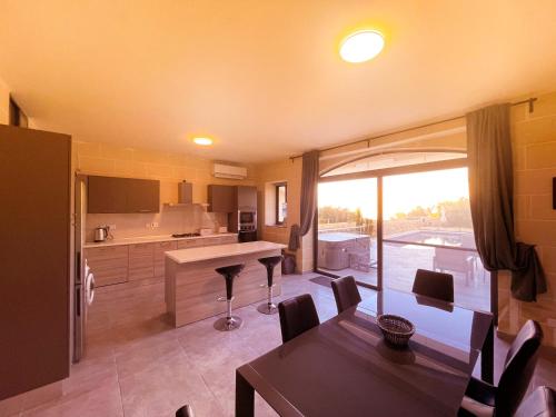 Η κουζίνα ή μικρή κουζίνα στο Si-Ku Holiday Home with Private Pool and Hot Tub