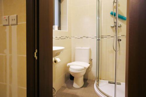 Ένα μπάνιο στο Si-Ku Holiday Home with Private Pool and Hot Tub