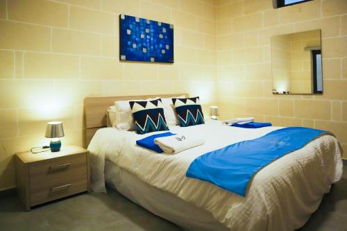 Un pat sau paturi într-o cameră la Si-Ku Holiday Home with Private Pool and Hot Tub