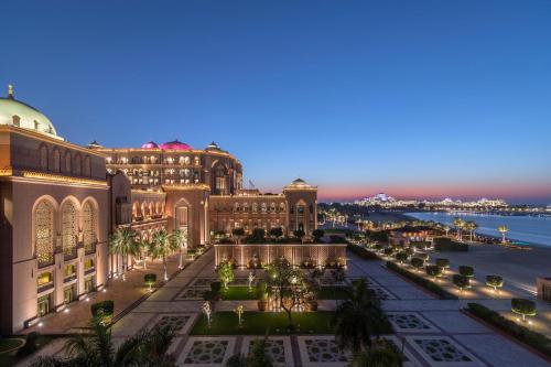 una vista del palacio de naciones por la noche en Emirates Palace Mandarin Oriental, Abu Dhabi, en Abu Dabi