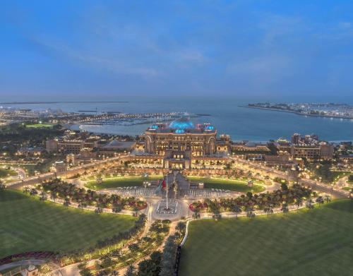 z góry widok na duży budynek z parkiem w obiekcie Emirates Palace Mandarin Oriental, Abu Dhabi w Abu Zabi
