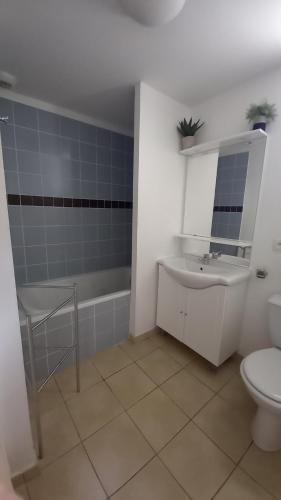 une salle de bain avec toilettes, lavabo et baignoire dans l'établissement Villa L'Acacias, à Longeville-sur-Mer