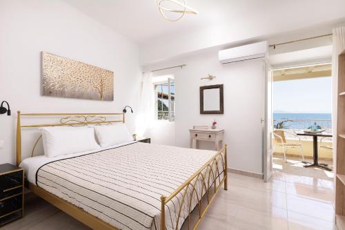 A bed or beds in a room at Salt & Sun Apartments by Konnect, at Kaminaki Beach