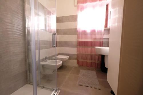 uma casa de banho com um WC, um lavatório e um chuveiro em Malibù 5 Pineto Vacanza em Pineto