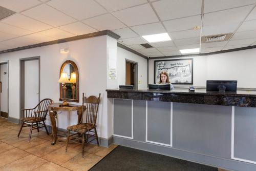 a woman sitting at a bar in a waiting room at OYO Hotel Port Allen LA I-10 West in Port Allen