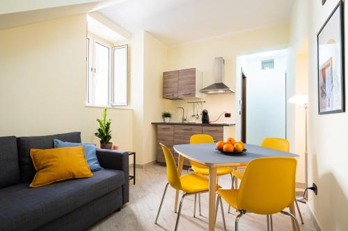 Open Sicily Residence - Central Apartments Near Quattro Cantiにあるキッチンまたは簡易キッチン