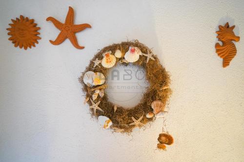 a wreath on a wall with shells on it at Residenza Crivo in Parghelia
