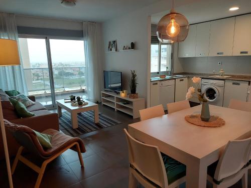 kuchnia i salon ze stołem i jadalnią w obiekcie La Manga Beach Club - A w mieście La Manga del Mar Menor