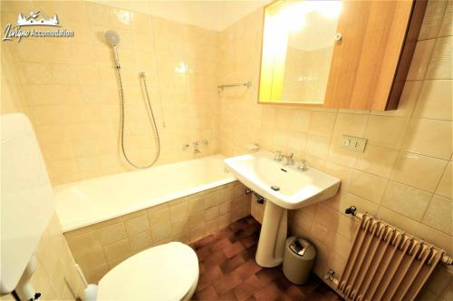 Kúpeľňa v ubytovaní Baite Costaccia App 3 by Livigno Accomodation