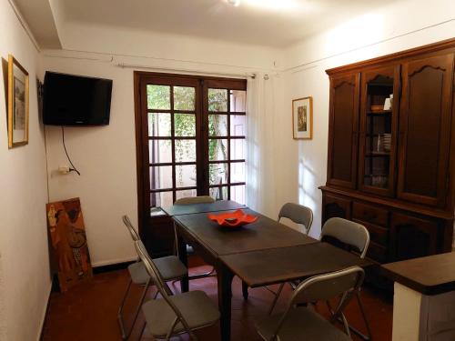6MIR17 - Chaleureuse maison de pêcheurs idéalement située في كولِيور: غرفة طعام مع طاولة وكراسي