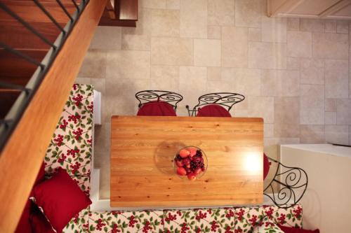 a staircase with chairs and a box with fruit in it at Agriturismo Il Vecchio Mandorlo in Perugia