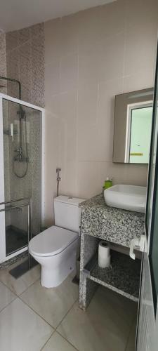 uma casa de banho com um WC, um lavatório e um chuveiro em LA MENOR em Ribeira Grande